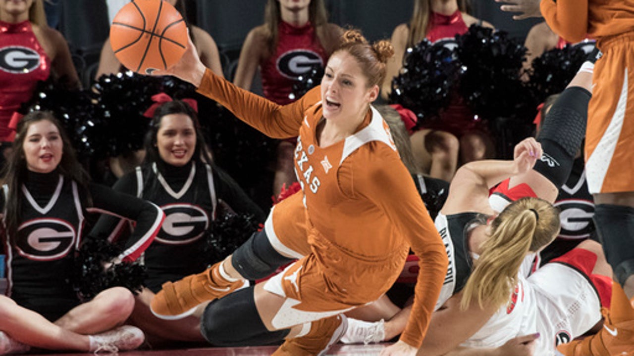 Atkins, White lead No. 2 Texas to easy win over Georgia (Dec 03, 2017)